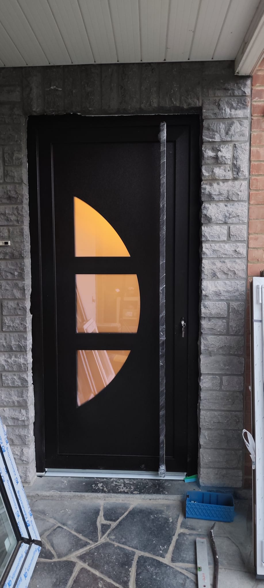 Porte d’entrée vitrée installée par VB Pro Châssis