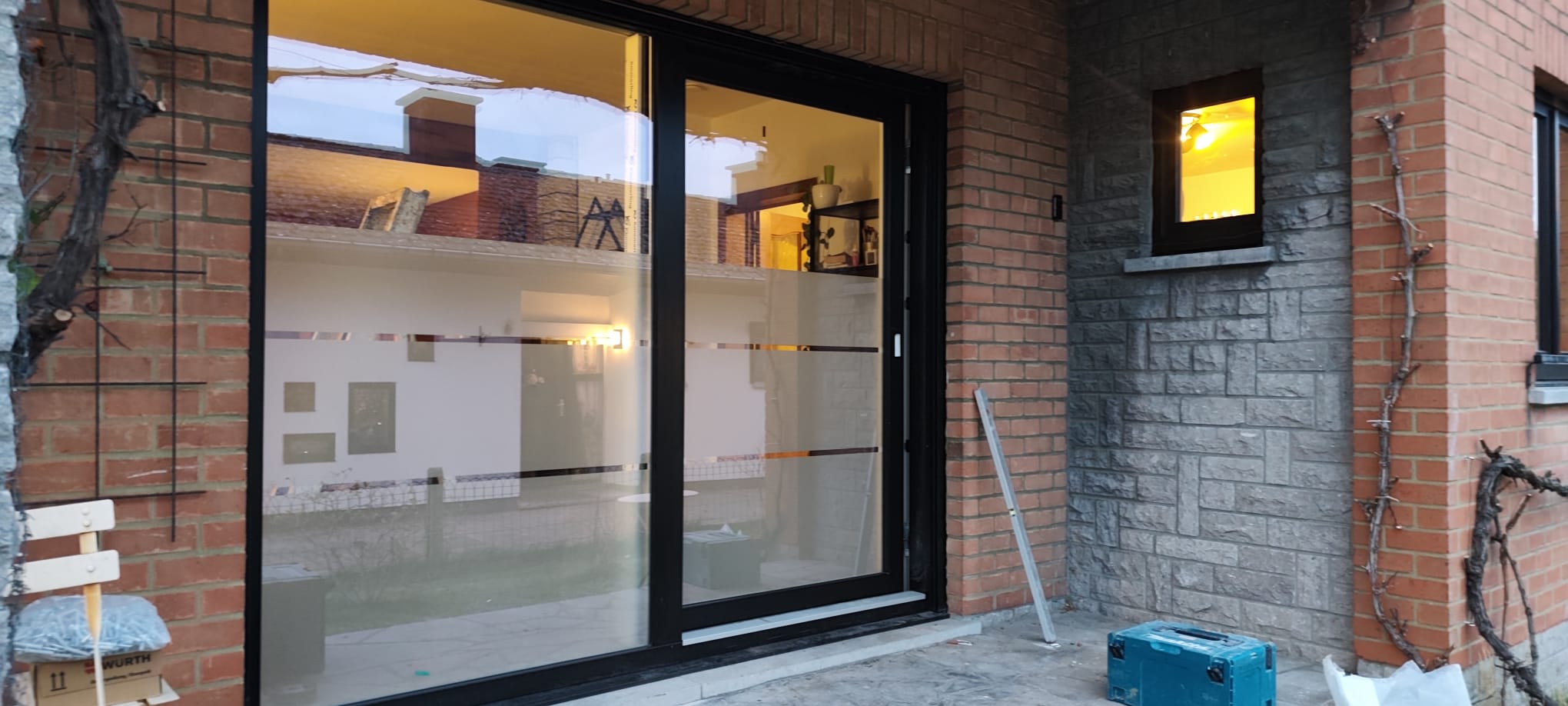 Grande baie vitrée coulissante installée par VB Pro Châssis