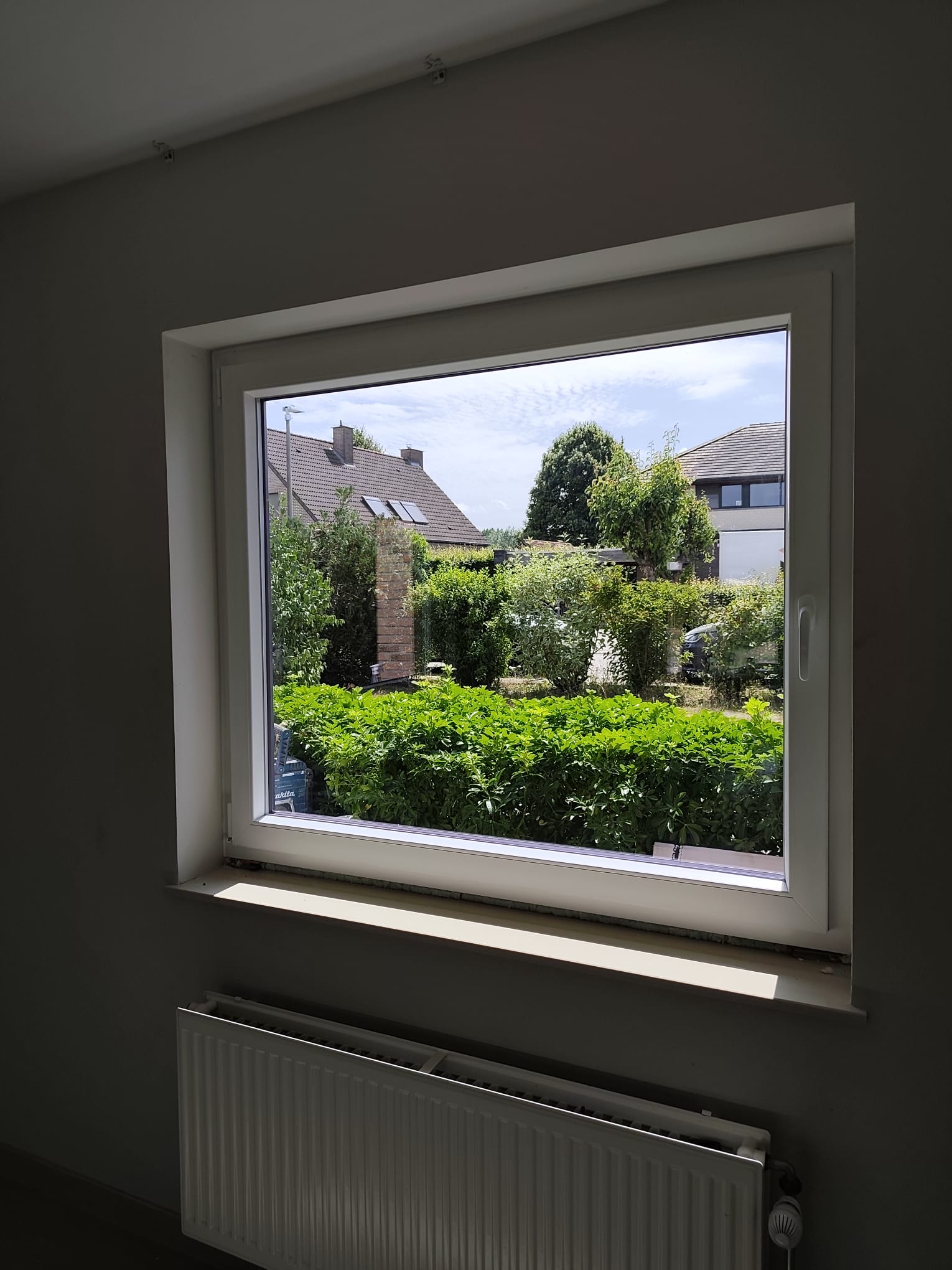 Fenêtre avec châssis offrant une vue sur le jardin - VB Pro Châssis