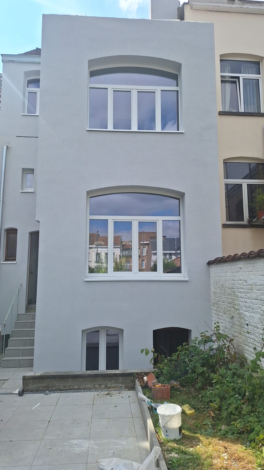 Fenêtre avec châssis blanc sur façade claire - VB Pro Châssis