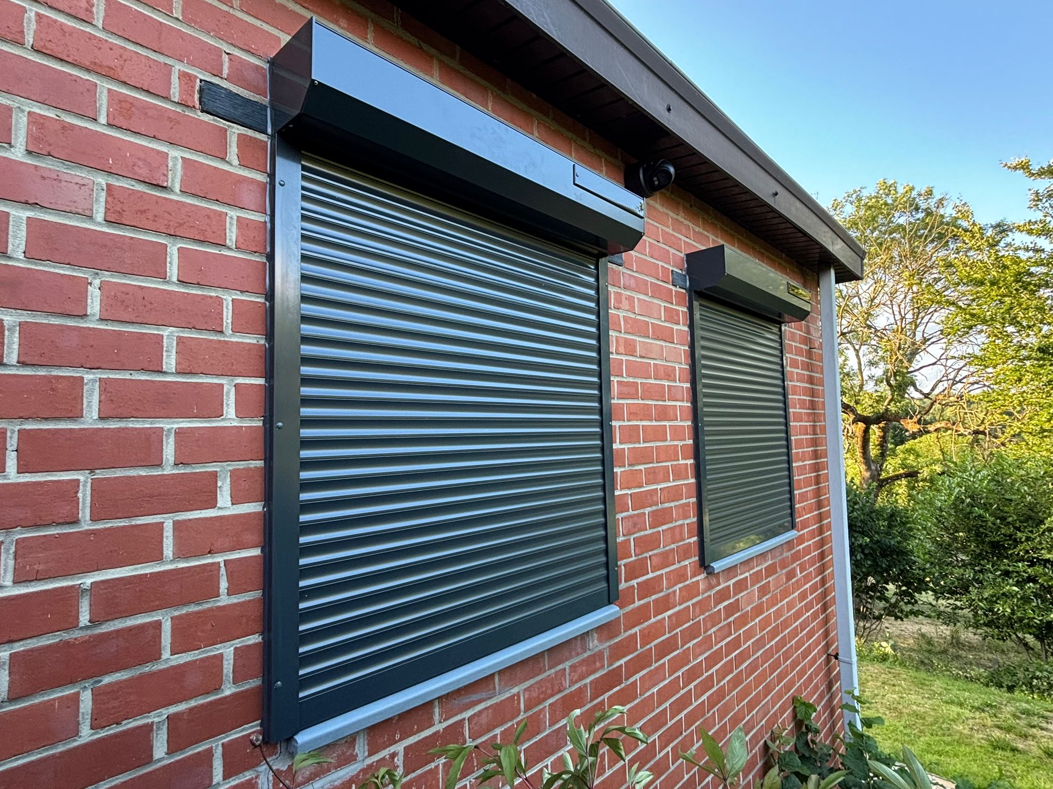 Façade avec châssis et volet roulant installés par VB Pro Châssis