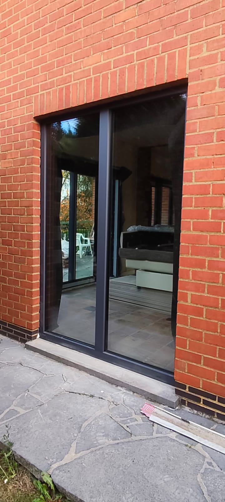Baie vitrée anthracite installée sur façade en briques - VB Pro Châssis